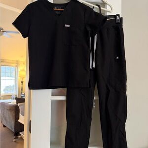 Figs Black Scrub Set